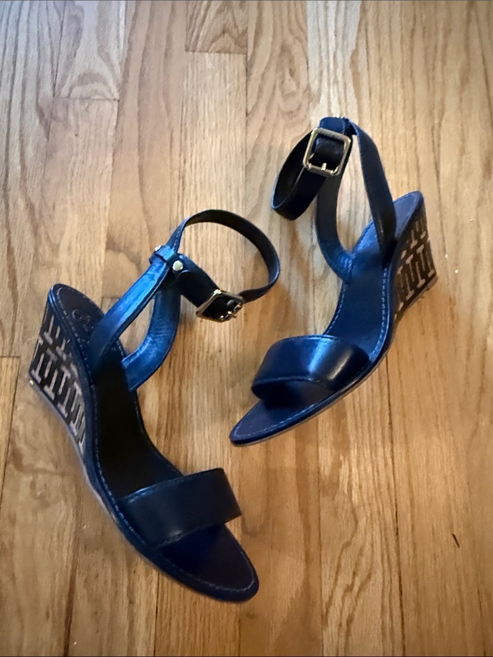 Tory Burch sz 8 Black Leather wedge heel strappy Logo Sandal good condition